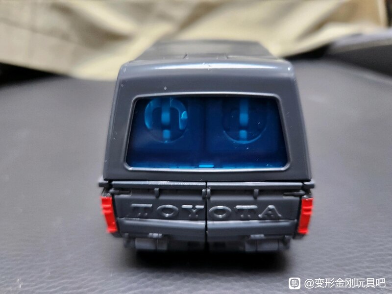 In Hand Image Of Transformers Masterpiece MP 56 Trailbreaker  (14 of 22)